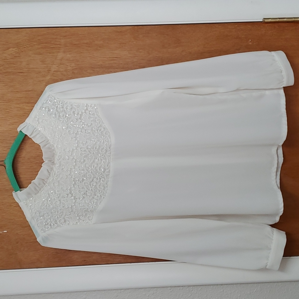 From Korea, Beautiful shimmering blouse